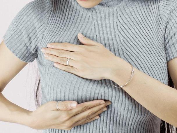 女性上身开始怕冷乳房胀痛都是怀孕34天身体上的微妙征兆