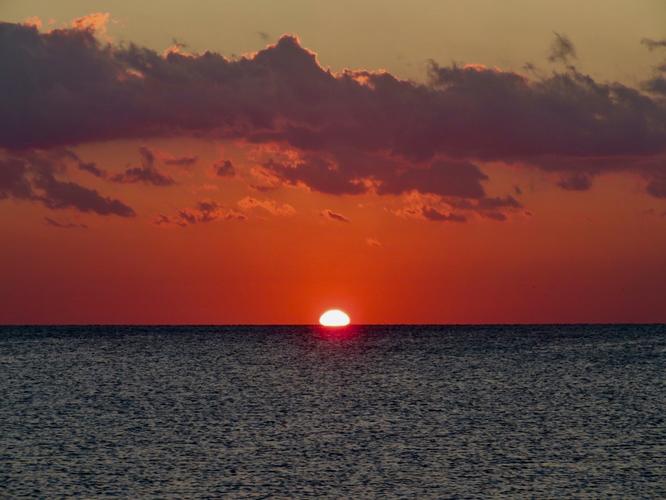 从红海海面冉冉升起的太阳
