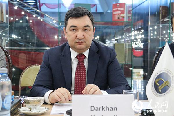 哈萨克斯坦国际突厥研究院院长克德尔艾里·达尔汗接受采访(本报记者