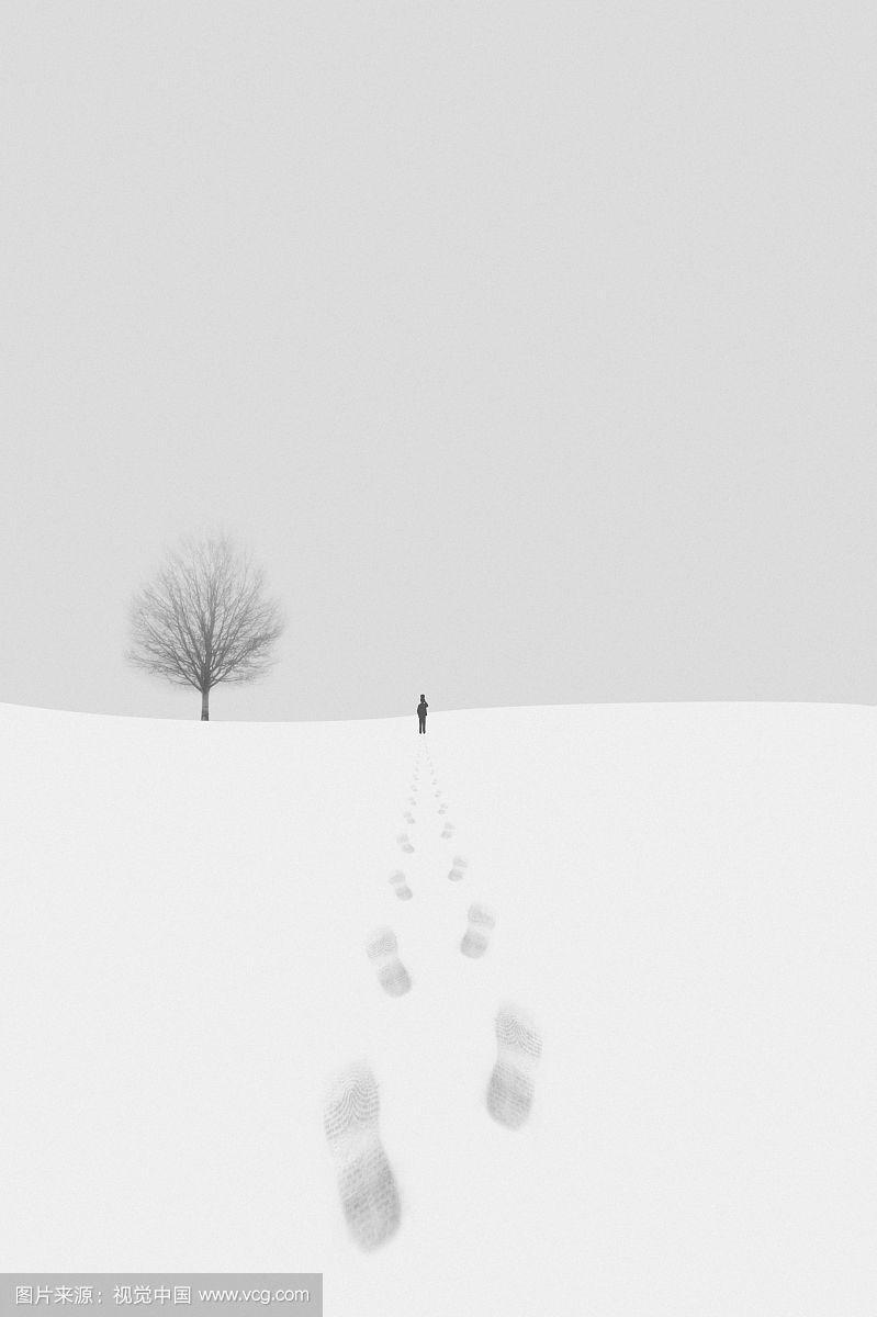 一个人在雪地里行走