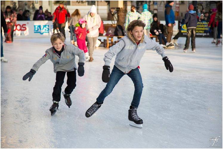 滑冰运动的两名男孩人物图片