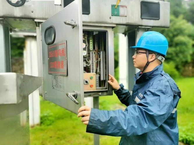 7月13日下午,国网铜陵供电公司团员青年正在巡查,检修变电站内涉及