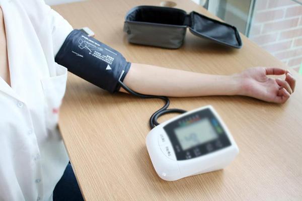 测量血压是右胳膊好还是左胳膊好正确测量要注意哪些事情