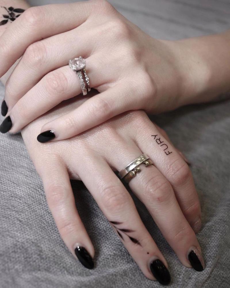 手指上酷酷的纹身91 女生手指上超级酷的纹身小图案,手指字母纹身