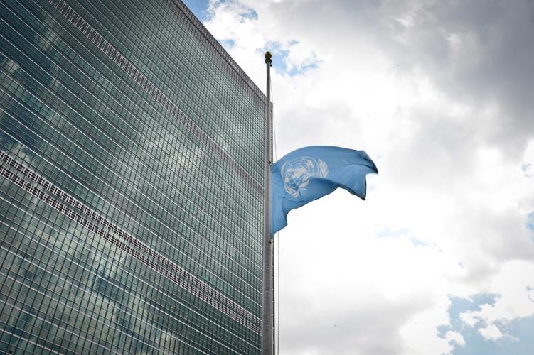 联合国总部降半旗向在加沙牺牲的工作人员志哀组图