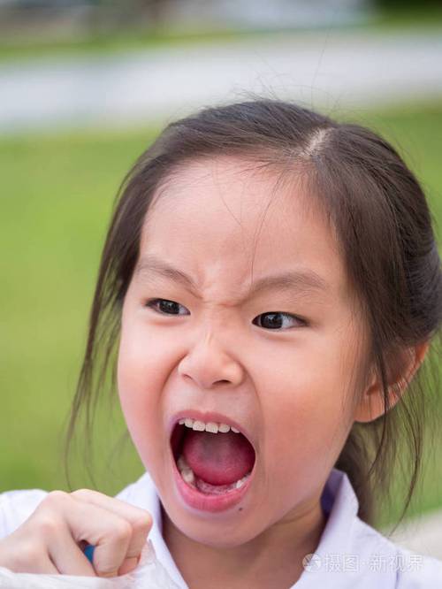 亚洲小女孩感到愤怒头部拍摄作文