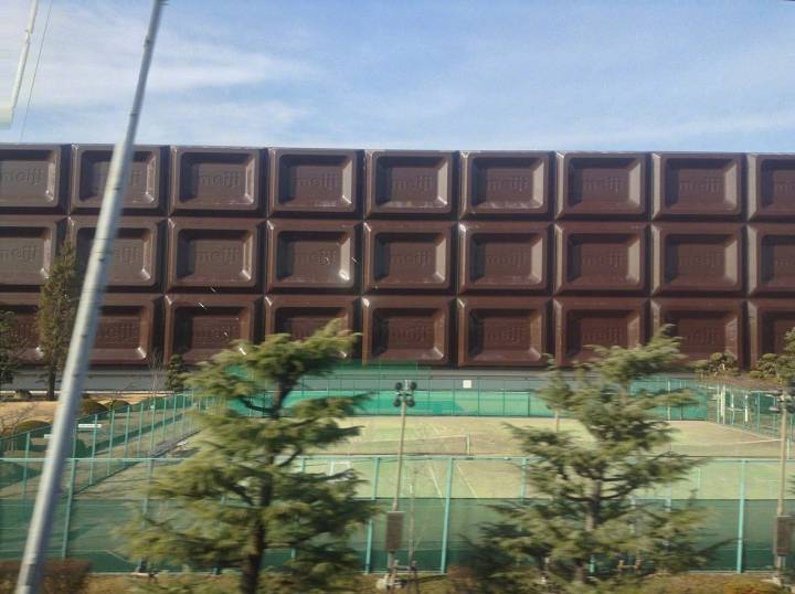位于大阪的明治巧克力工厂,整栋大楼的外观是一块巨型巧克力