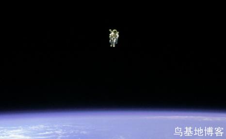 空间站里面人为什么是飘着的宇航员为什么会飘起来