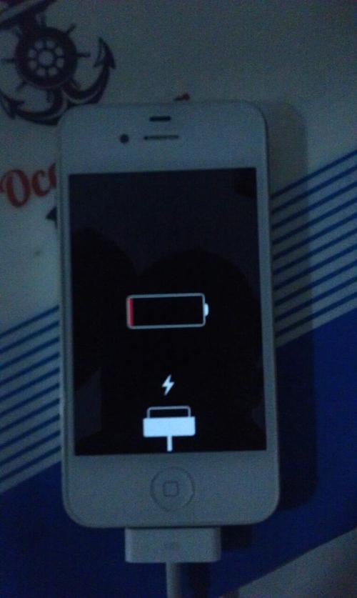 iphone4s 充不起电无法开机 只显示充电闪电图标(见图)