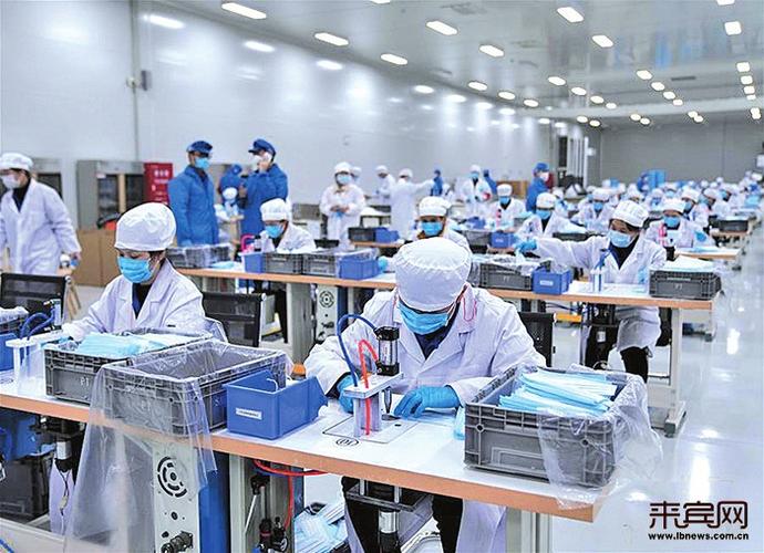在位于广西柳州的上汽通用五菱无尘车间内,工人加紧生产防护口罩.