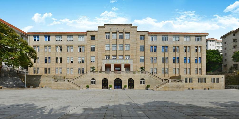 前身外文系建于1923年,是厦门大学最早成立的院系之一