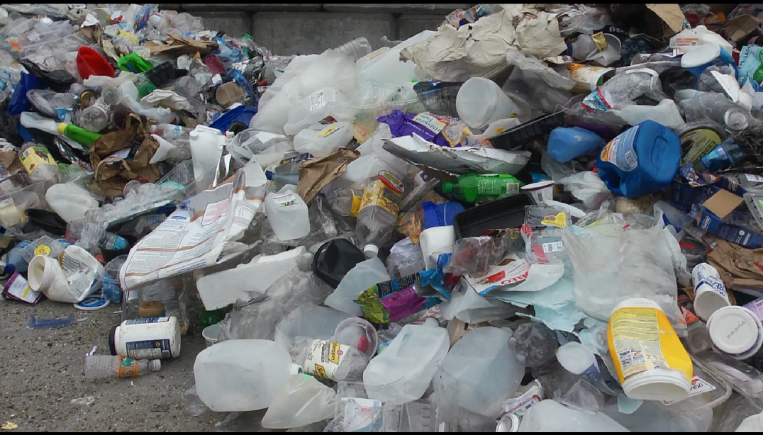 漂洋过海来到中国的废塑料.来源:纪录片《塑料王国》