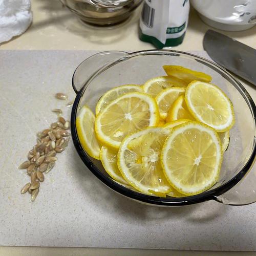 柠檬先用盐洗净表面的蜡,再叠加蜂蜜和黄冰糖1:1:1混合,放冰箱冷藏