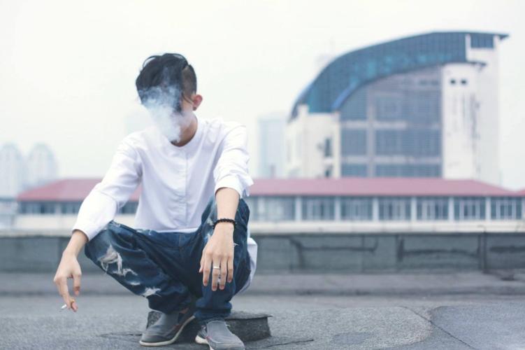 男人孤独吸烟的图片
