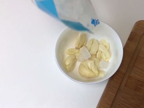 生活小妙招:大蒜冰糖煮水喝,止咳效果好到出乎意料!