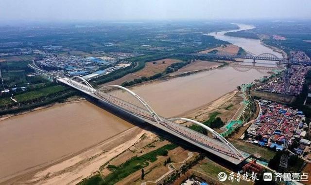 济南黄河齐鲁大桥是济南市携河北跨发展的关键性工程,建成后会大幅