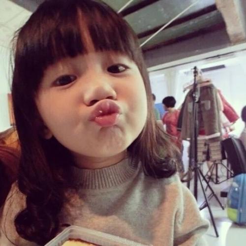 谁知道这个韩国混血小女孩叫什么名字?还有没有其他的图片?跪谢