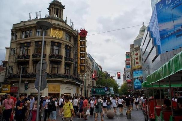 上海南京路步行街是一个令人向往的旅游胜地,它不仅拥有现代商业的
