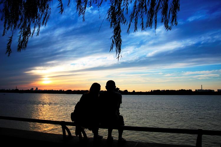 夕阳下,松花江畔,一对恋爱中的情侣依偎在一起看日落 标签 微博评论
