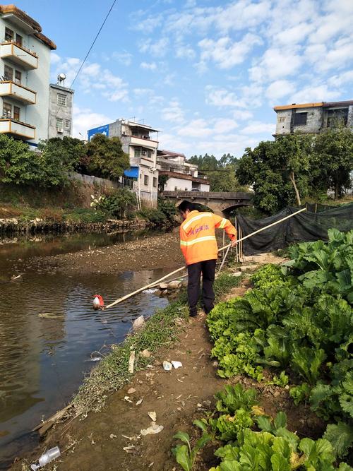 11月28日,河湖保洁团队清理漂于河中的漂浮物,保持河道畅通.