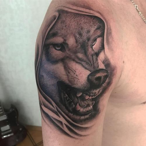 大臂黑灰写实狼纹身图案
