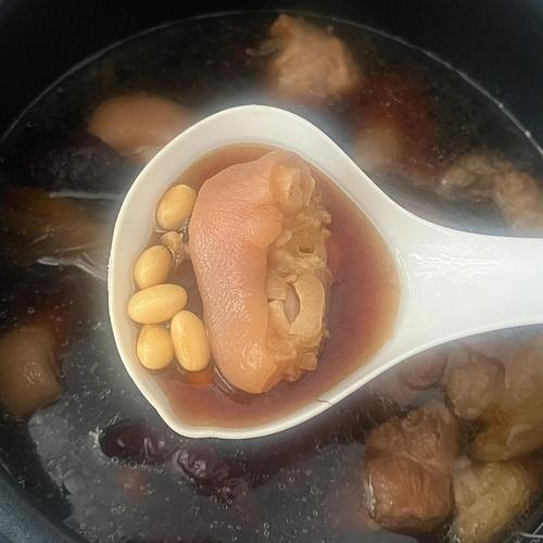 电饭锅版本,懒人必备超简单做法:黄豆提前用热水泡一个小时,猪脚洗