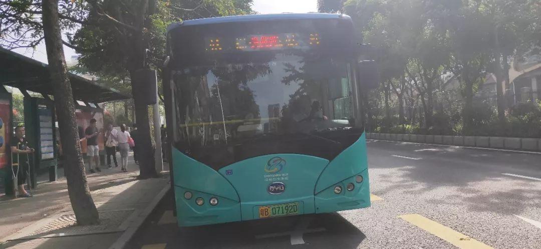 深圳首例上下车刷卡模式公交开试!