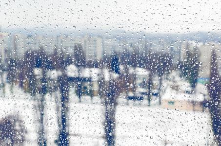 冬天,窗户上落下雨或雨夹雪.照片