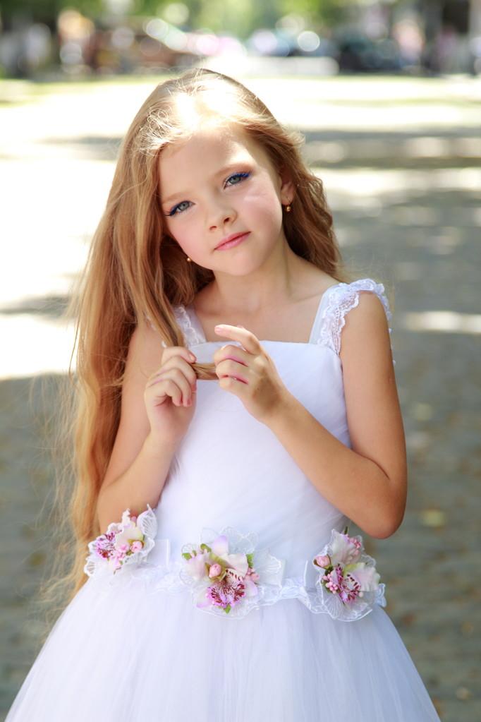 白色晚礼服,夏季公园户外的欧洲金发微笑小女孩