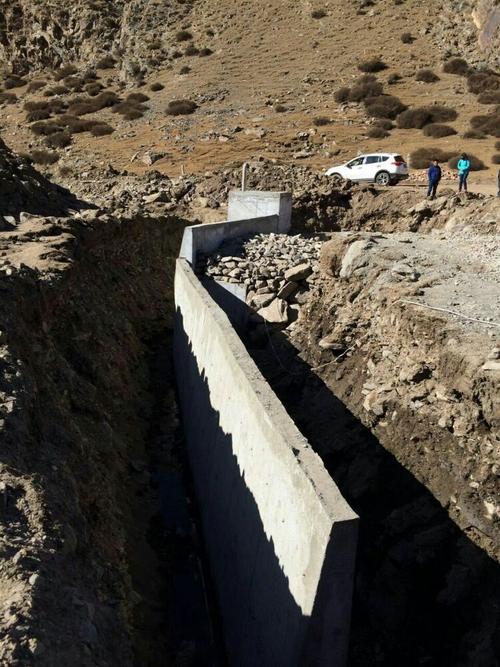 2016年共和农村牧区饮水安全巩固提升工程三标哈干沟引水口截水墙