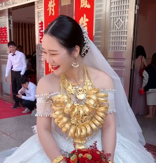 广东:新娘全身戴满金饰被指炫富,霸气回应