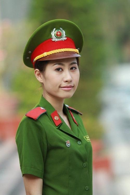 罕见越南女警察实拍,肤色较暗牙齿不整齐,胸前统一戴团徽