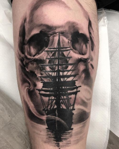 大腿黑灰写实骷髅帆船纹身图案