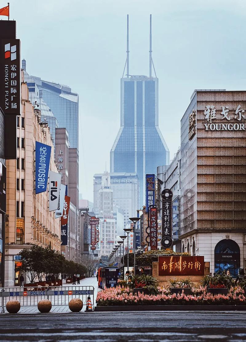 虽没封城 但己空城 自律的上海.昔日繁华的南京路步行街,如今 - 抖音