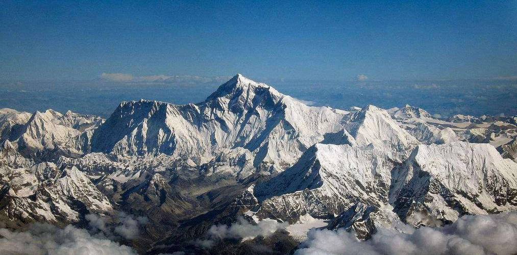珠穆朗玛峰海拔8844米,在太阳系的所有山峰当中,能排第几?