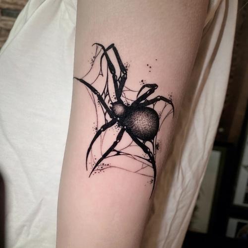 手臂纹身蜘蛛纹身黑灰小图纹身