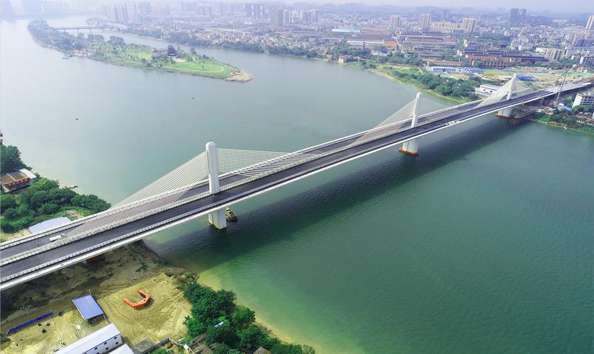 中建市政衡阳二环东路项目东洲湘江大桥完成桥面沥青摊铺