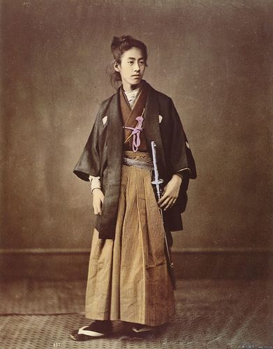 6张明治维新时期的日本武士照:弓箭比人还高,女武士相当漂亮!