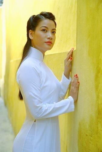图片标题:穿白丝绸的女人剧照#05