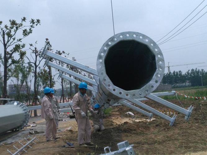 明辉电力安装有限公司在灵璧110kv线路施工,作业人员在组装铁塔,立法