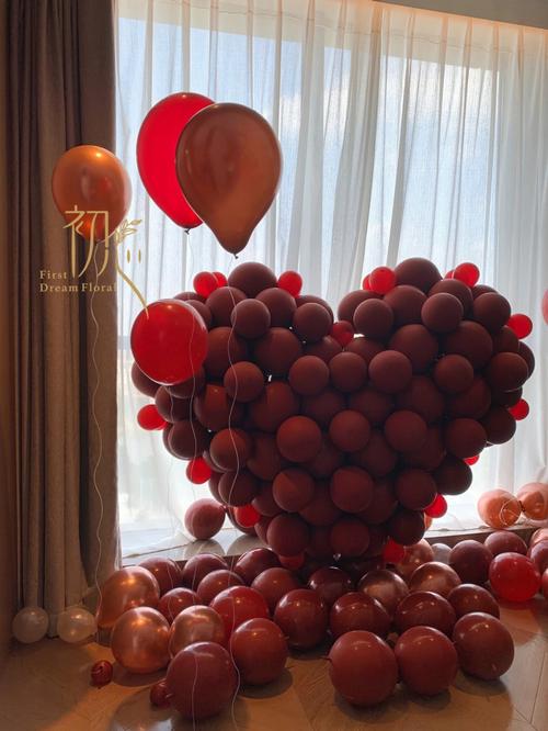 初芯 花艺: 红色婚房布置 心型造型气球