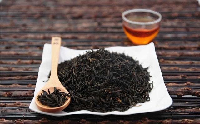 而且中国地大物博,茶叶种类丰富,什么红茶,绿茶,乌龙茶等等,茶叶的