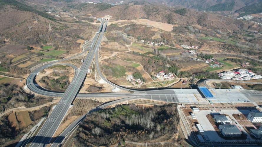 郑州至西峡高速公路双龙至西峡段全长13.