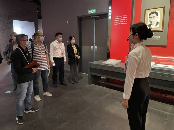省媒体记者在江姐艺术中心参观了解了江姐的生平事迹,探访了江姐故居