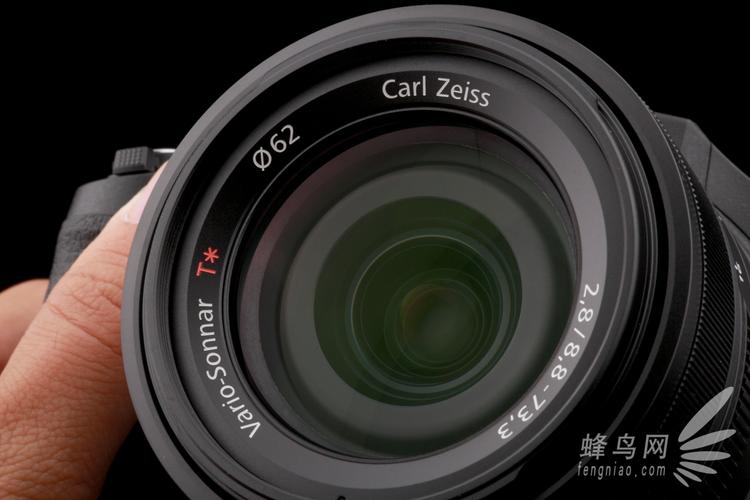 索尼rx10ii相机镜头的滤镜口径达到了62mm