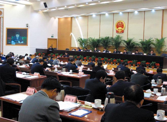 会议通过 根据2003年10月10日上海市第十二届人民代表大会常务委员会