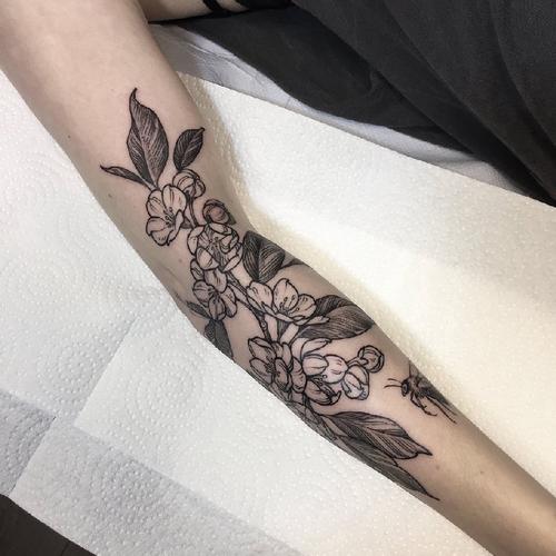 植物纹身女生手臂上黑灰的植物纹身图案