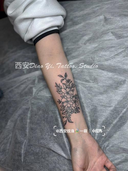 西安纹身女生纹身素花纹身手腕纹身
