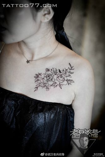 女性胸前纹身玫瑰花