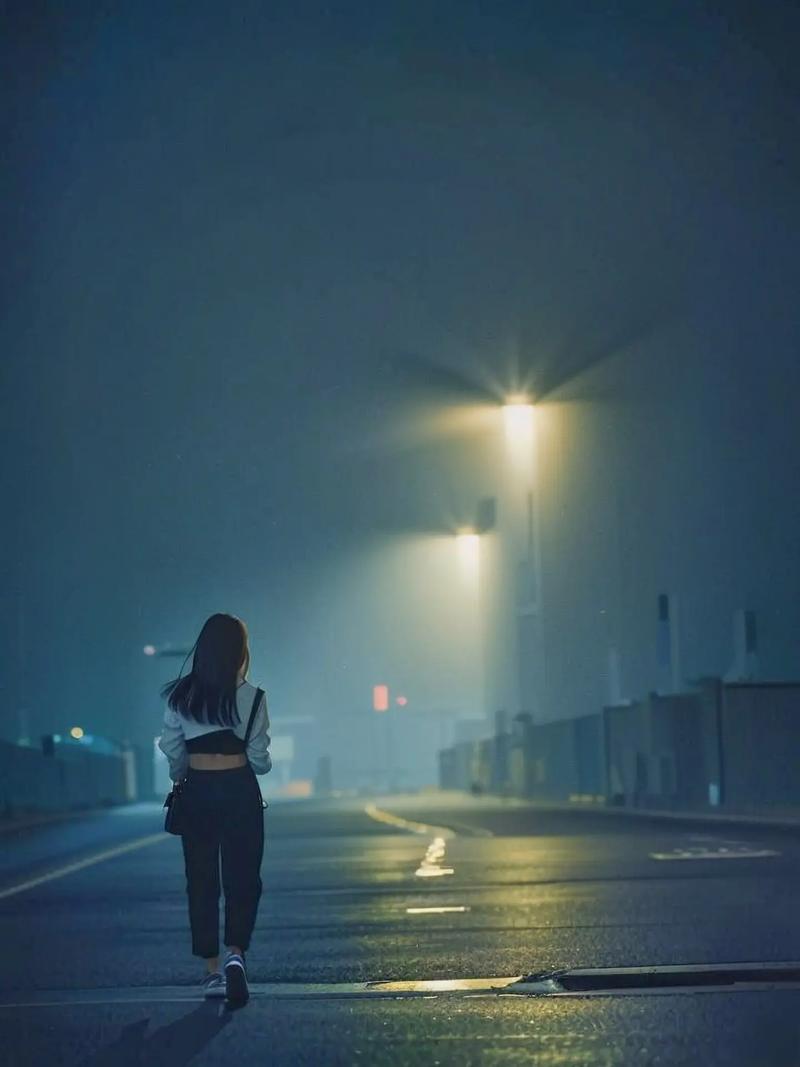 背影.#我要上热门 一位美女在夜晚的灯火阑珊街道行走,忧伤的 - 抖音